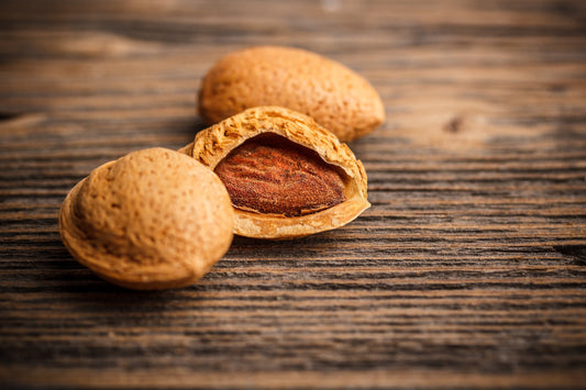 Almendras en una mesa de madera para shampoo sólido Miiel Natural