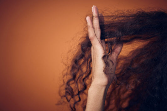 Cómo quitar el frizz del cabello de forma natural: Guía definitiva