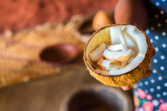 Mano sosteniendo un coco - Miiel Natural